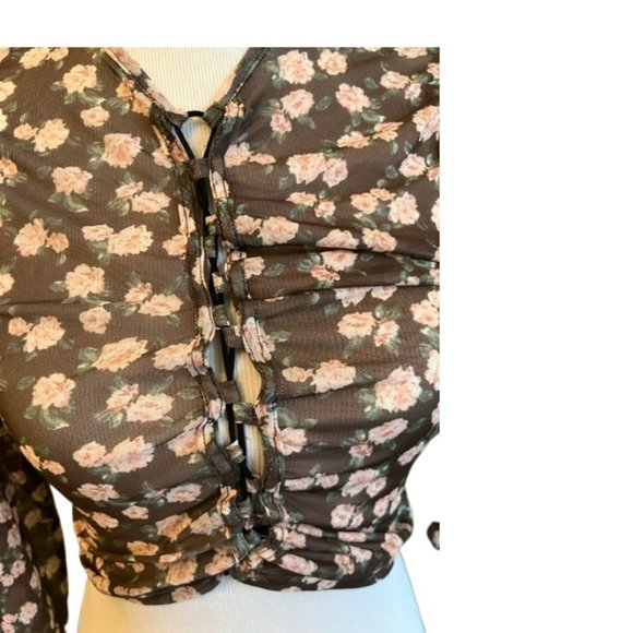 $7 CLEAR OUT SALE - Sexy sheer crop top with split sleeve - size L - Picture 2 of 3